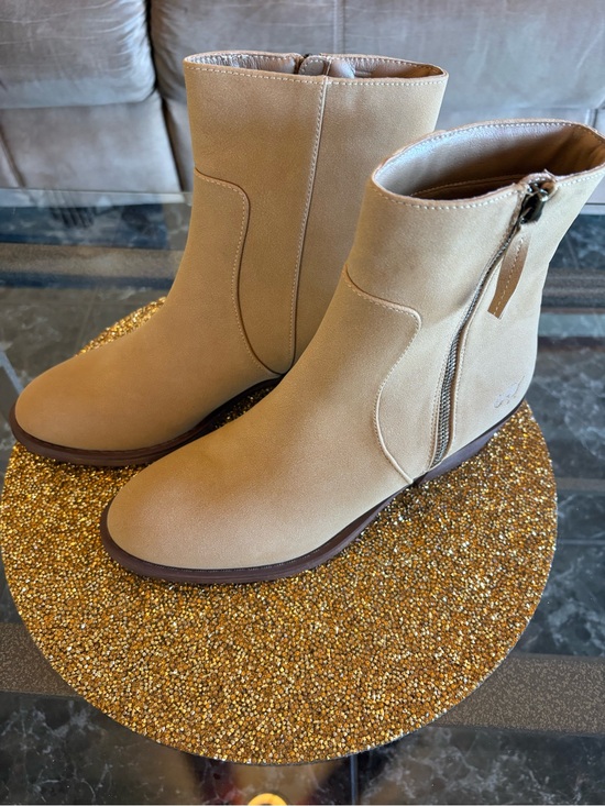 Rocket Dog Shoes - Rocket Dog NWT Tan Suede-Look Side-Zip Ankle Boots. Size 10